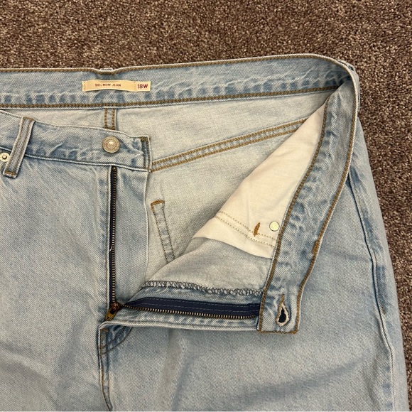 Levi's Women's 80s Mom Jeans Plus Size 18 W Light Blue Premium High Rise EUC - Picture 4 of 16